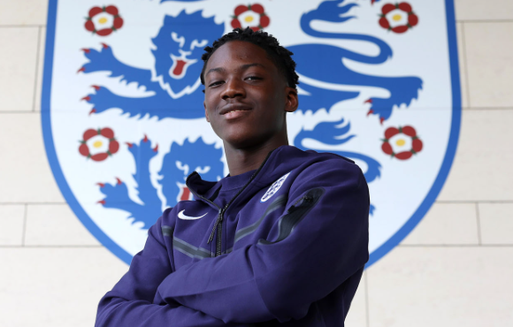 曼联中场梅努：伤病与合同交织下坚守红魔生涯的决心